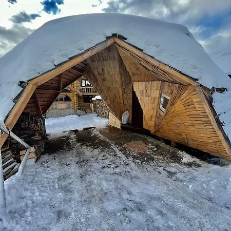 будиночок-зруб в центрі пилипця Villa *
