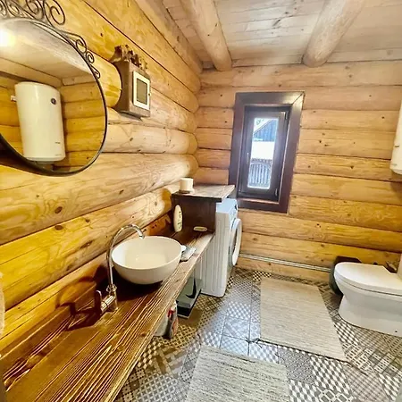 будиночок-зруб в центрі пилипця *