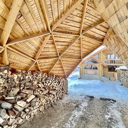 будиночок-зруб в центрі пилипця Villa *