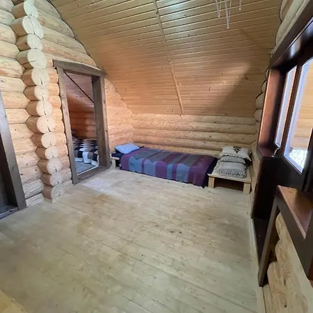 будиночок-зруб в центрі пилипця *