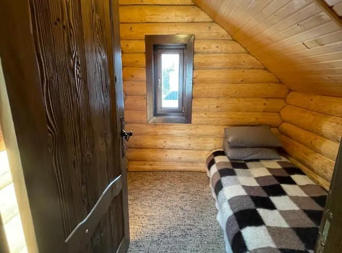 будиночок-зруб в центрі пилипця *